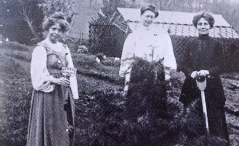Suffragettes Annie Kenney, Mary Blathwayt and Emmeline Pankhurst, Eagle House, Batheaston 1910
